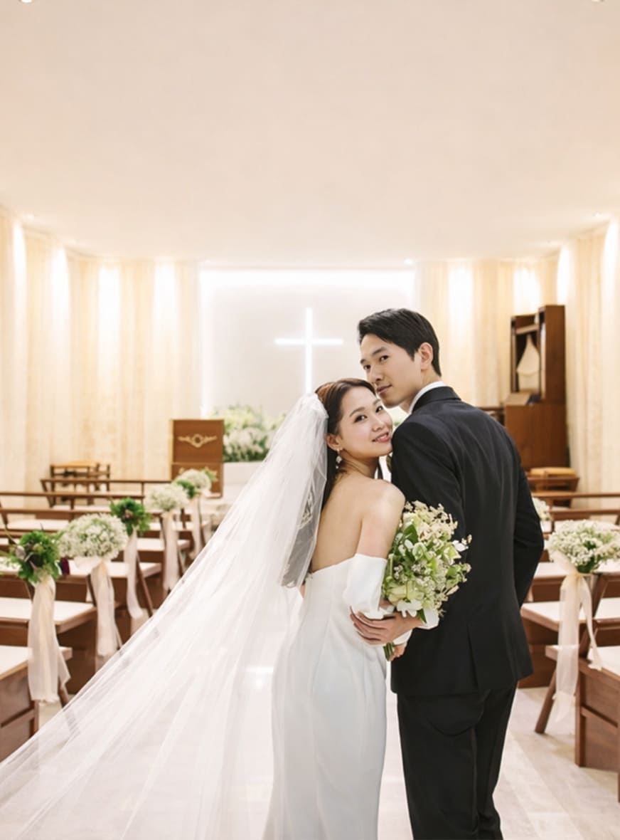 チャペルの扉を開けると広がる眩しい光と緑に包まれた開放感あふれるガーデン